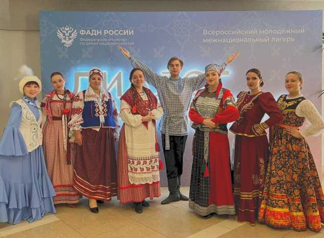 Во Всероссийском молодёжном межнациональном лагере «Диалог культур» приняла участие артистка ансамбля «Казачья застава» Анастасия Жаткина